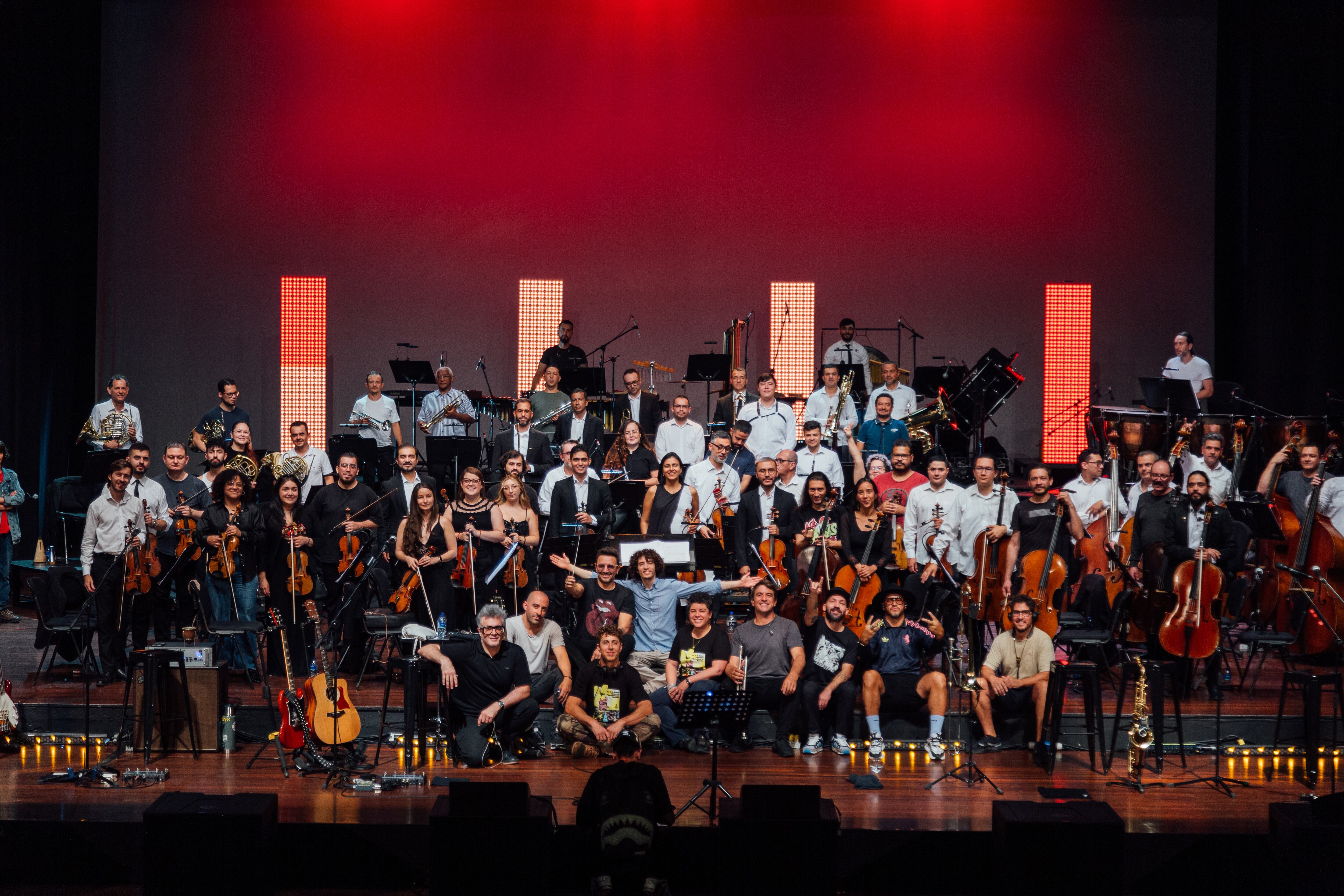 La banda uruguaya de rock en español No te va a gustar, en concierto por su aniversario 30, con la Orquesta Filarmónica de Medellín.