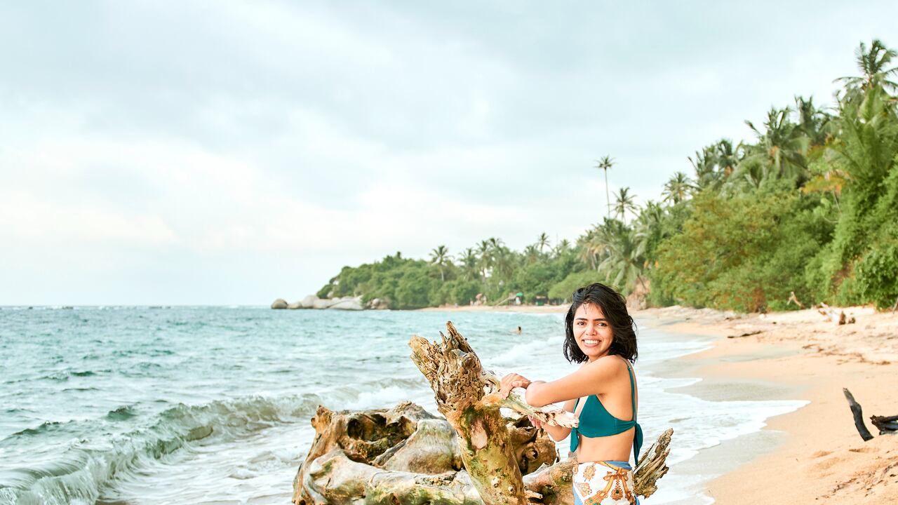 Mujer en playa del Tayrona