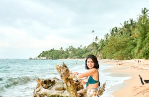 Mujer en playa del Tayrona