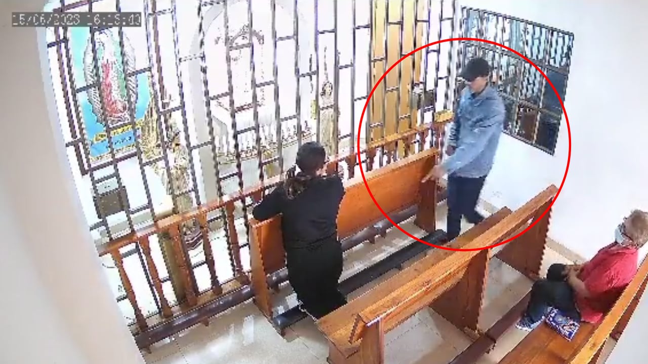 Video: ladrón entró a un oratorio en Bogotá y atracó a dos señoras; a una la sorprendió cuando se encotraba de rodillas rezando