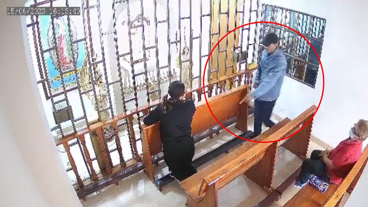 Video: ladrón entró a un oratorio en Bogotá y atracó a dos señoras; a una la sorprendió cuando se encotraba de rodillas rezando