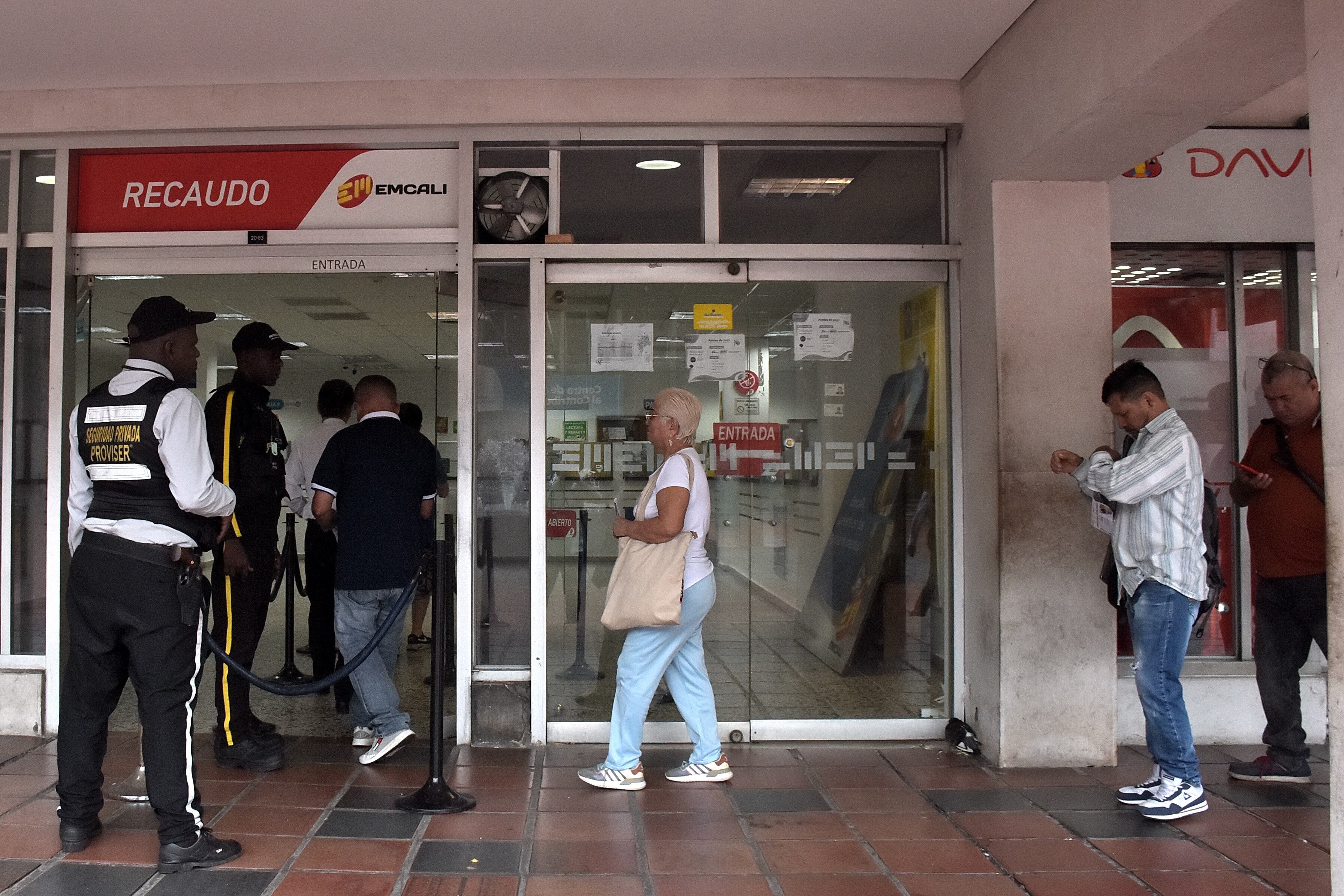 Tras el día cívico decretado por el presidente de la república de Colombia, Instituciones como la Alcaldía Municipal, Gobernación del Valle y demás entes gubernamentales operan con normal tranquilidad, prestando sus servicios y haciendo caso omiso a este decreto nacional.