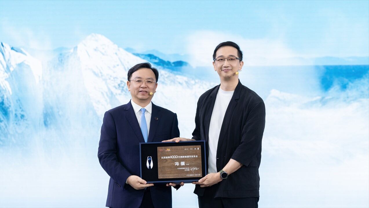 Wang Chuanfu, presidente y director ejecutivo de BYD; y Feng Ji, fundador y director ejecutivo de Game Science, quien recibió el auto 10 millones fabricado por BYD.