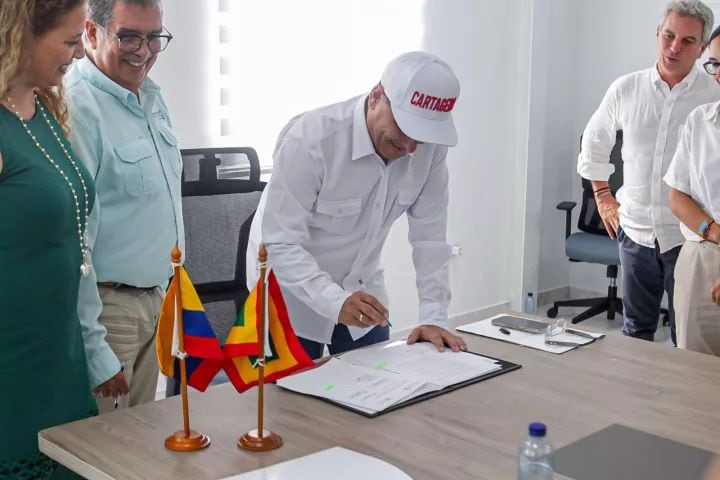 Dumek Turbay Paz saluda a Fabio Arjona, próximo ministro de Ambiente y Desarrollo Sostenible.