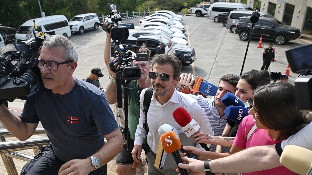 El actor español Rodolfo Sancho (C) llega al tribunal para asistir al juicio de su hijo Daniel Sancho Bronchalo, acusado de matar al cirujano plástico colombiano Edwin Arrieta Arteaga y se expone a una pena de muerte como condena. (Foto de Lillian SUWANRUMPHA / AFP)