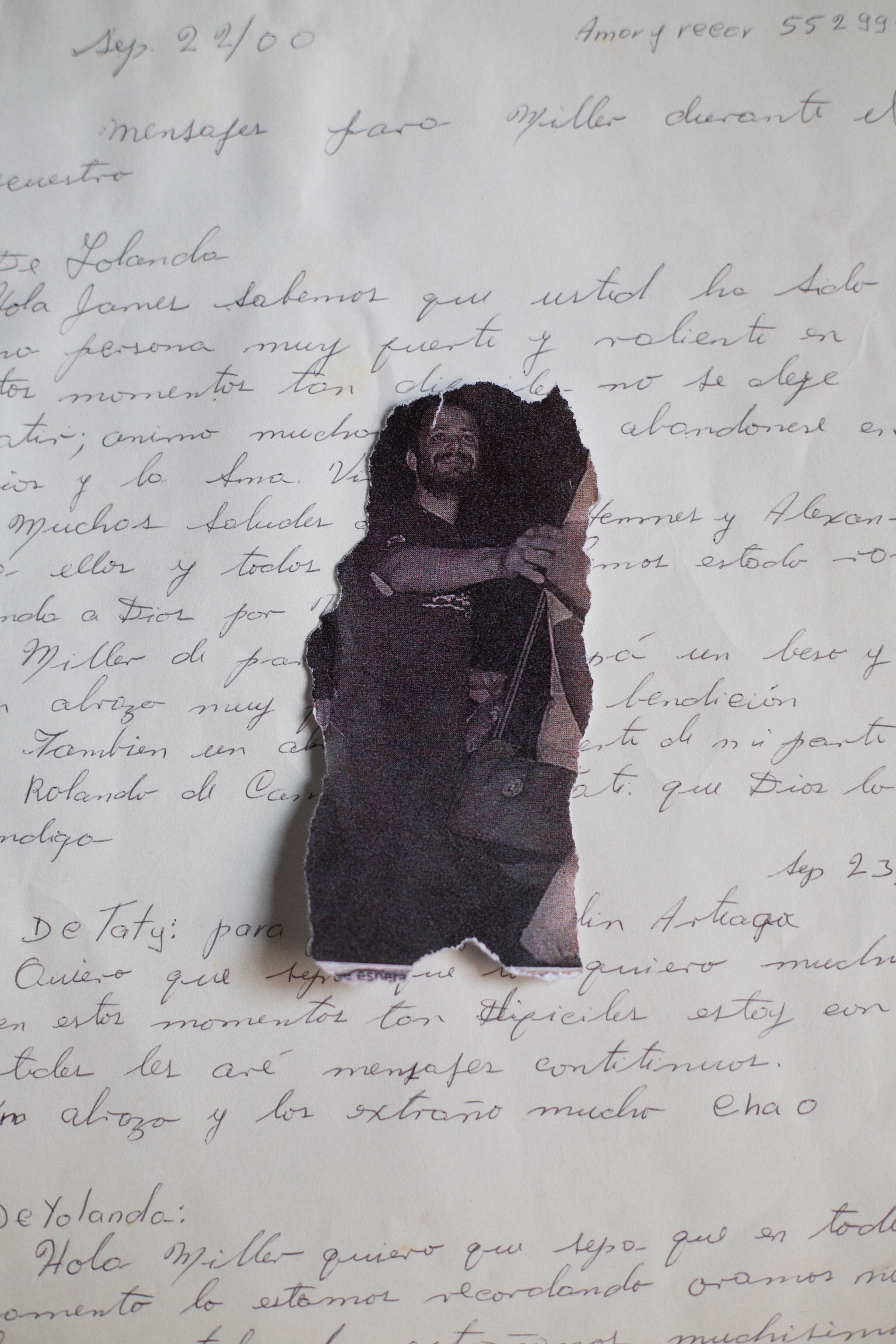 "Empecé a quemar, rasgar, arrugar, sumergir bajo el agua y bordar las fotografías en un acto de catarsis para liberar esa energía estancada. Esto me dio una nueva forma de expresión y un lenguaje propio para hablar de la memoria".