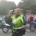 Uniformado de la Policía Metropolitana de Barranquilla apuntó a personas y disparó al aire en medio de procedimiento policial.