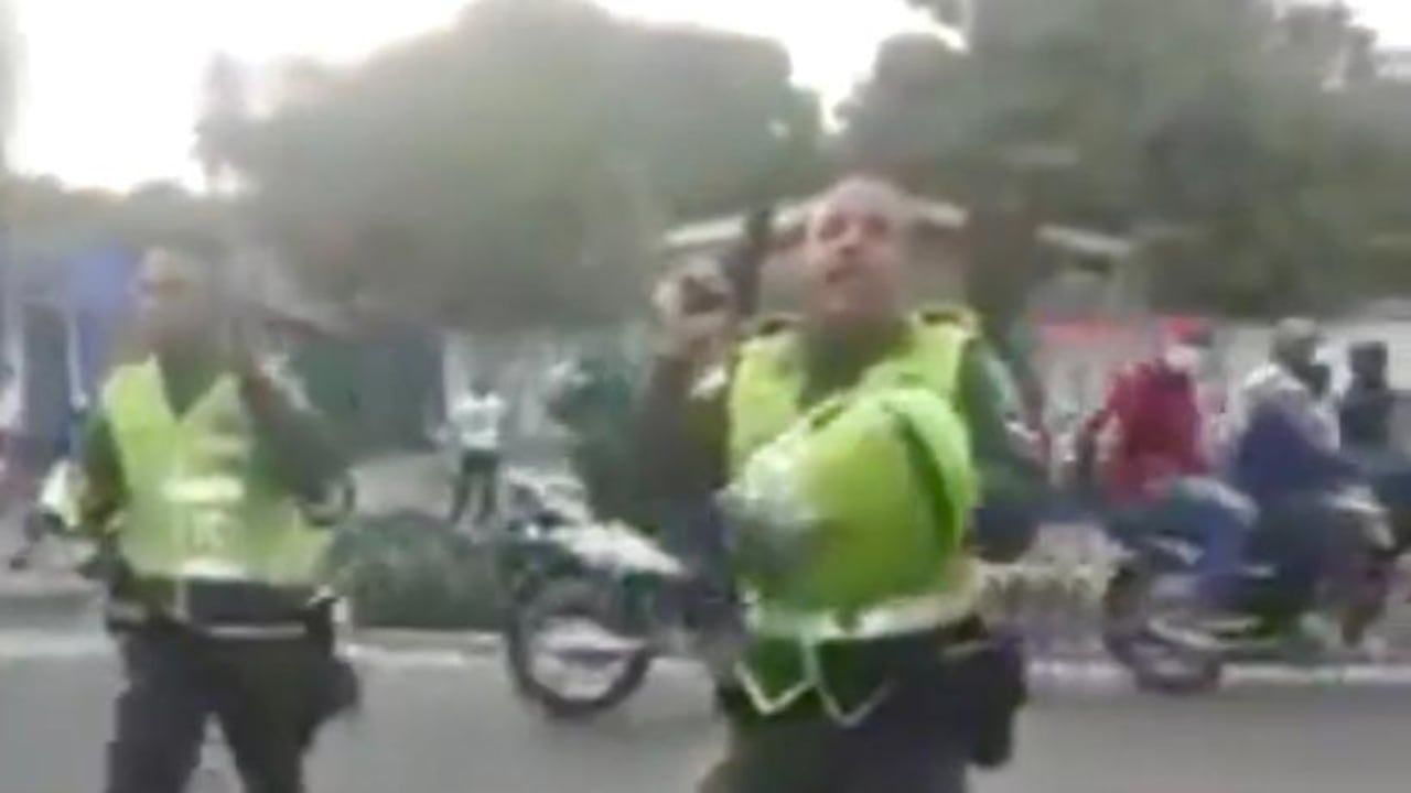 Uniformado de la Policía Metropolitana de Barranquilla apuntó a personas y disparó al aire en medio de procedimiento policial.