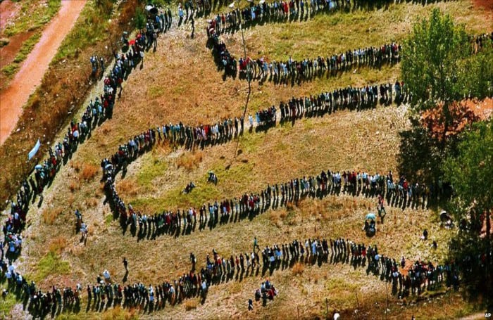 Las primeras elecciones democráticas en Sudáfrica se celebraron en 1994. Los sudafricanos negros formaron largas colas para emitir su voto por primera vez. El ANC ganó con amplitud y Nelson Mandela se convirtió en el primer presidente negro del país.
