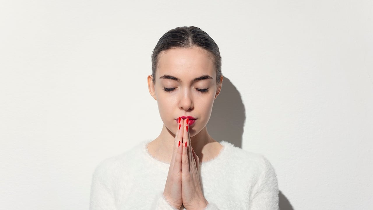 La oración es una buena forma de poner los sueños y la felicidad en manos de Dios.