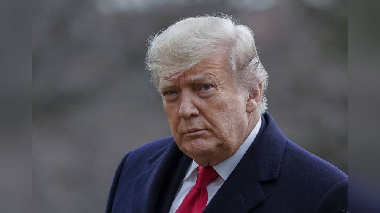 Trump se encuentra en el ojo de huracán luego de que el FBI incautara archivos “ultrasecretos” durante el allanamiento a su mansión en La Florida. Foto: AP/ Evan Vucci, archivo.