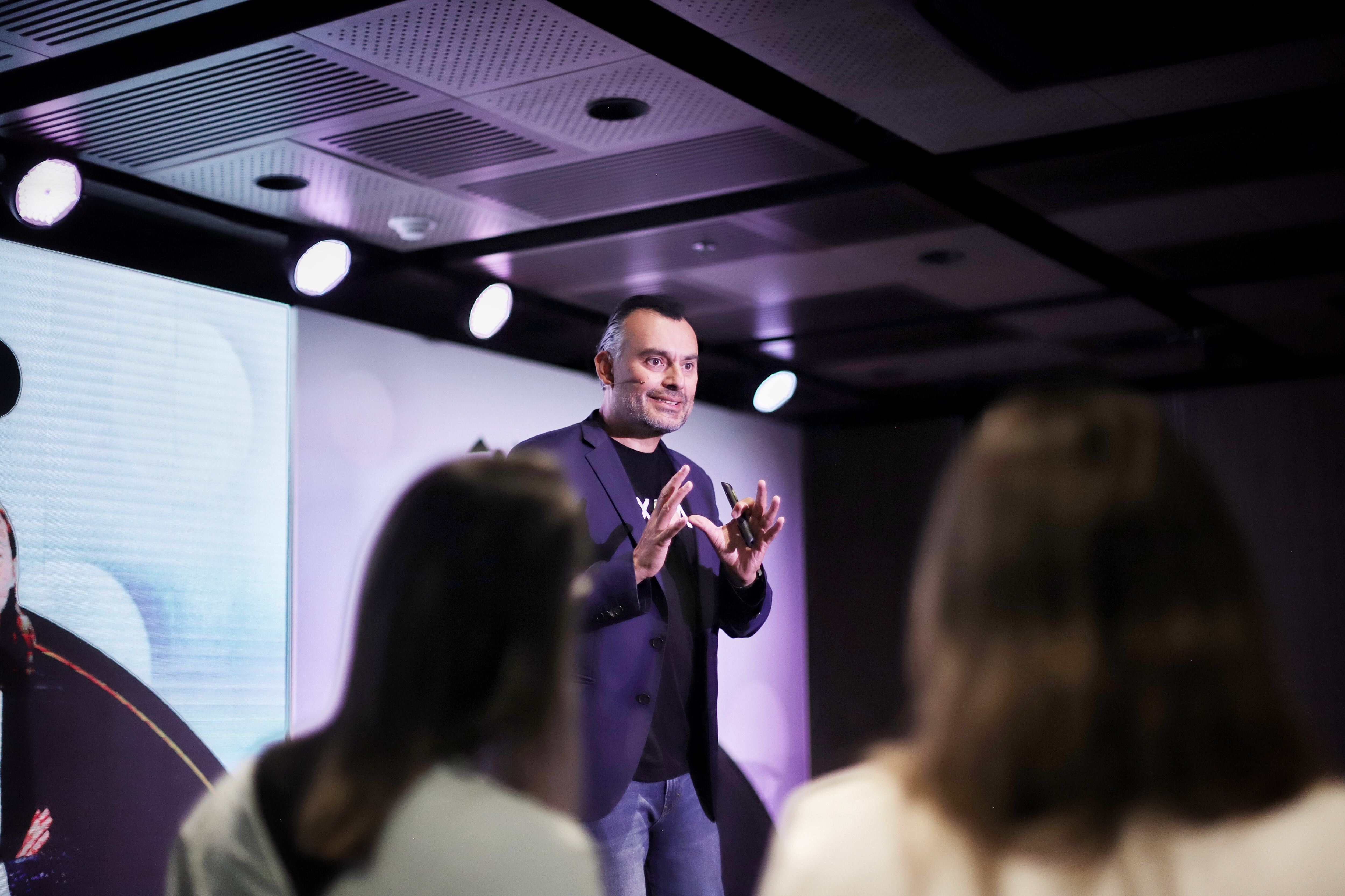 Fernando Anzures, experto en negocios y escalamiento de empresa, durante la tercera sesión del Círculo de Mujeres de SEMANA-Dinero.