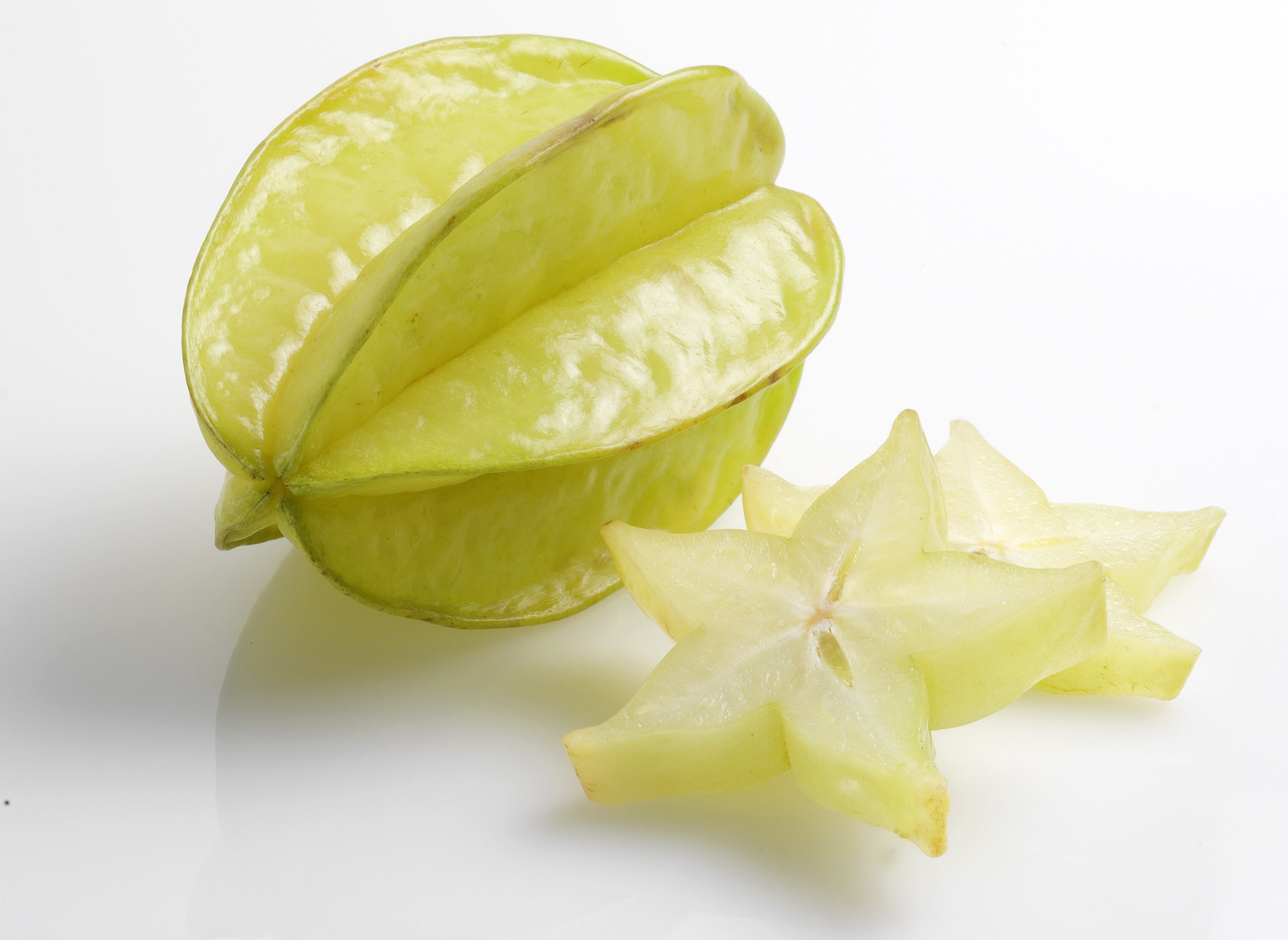 La carambola es una fruta exótica que ayuda en la prevención de problemas de salud.