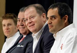 El mejor piloto en la historia del automovilismo de Colombia, Juan Pablo Montoya, compartió con sus seguidores, a través de la red social 'twitter', su felicidad por la noticia de que su esposa, Connie Freydell, espera su tercer hijo. "Mi esposa está embarazada por tercera vez y estoy muy feliz por ello", indicó Montoya, de 34 años, y quien se convirtió en el 2009 en el primer piloto extranjero en clasificar al 'chase'. El piloto, que ya tiene dos hijos, Sebastián de cinco años y Paulina de tres, espera así para el mes de julio la llegada de su tercer hijo. Montoya, estará presente en la edición 48 de las '24 horas de Daytona', en la legendaria pista de Daytona Beach en la Florida, Estados Unidos, entre el 30 y 31 de enero.