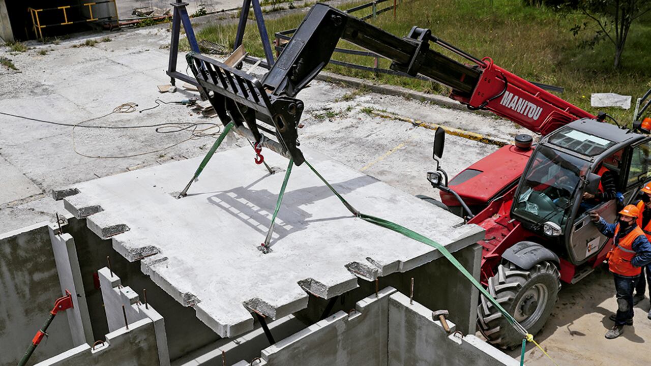 La construcción modular de vivienda no requiere columnas adicionales de concreto, solo los cimientos bajo tierra propios de este tipo de obras. El ensamblaje de las piezas es ejecutado por personal entrenado de la cementera paisa.