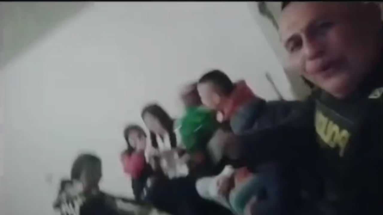 Sacan del cargo a policía grabado tomando con el uniforme y en compañía de varias personas armadas.