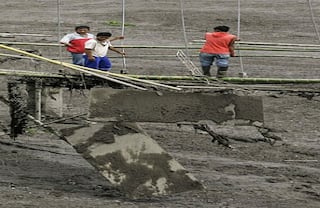 Seis puentes que comunican a Belalcázar con el resto del país, colapsaron. 