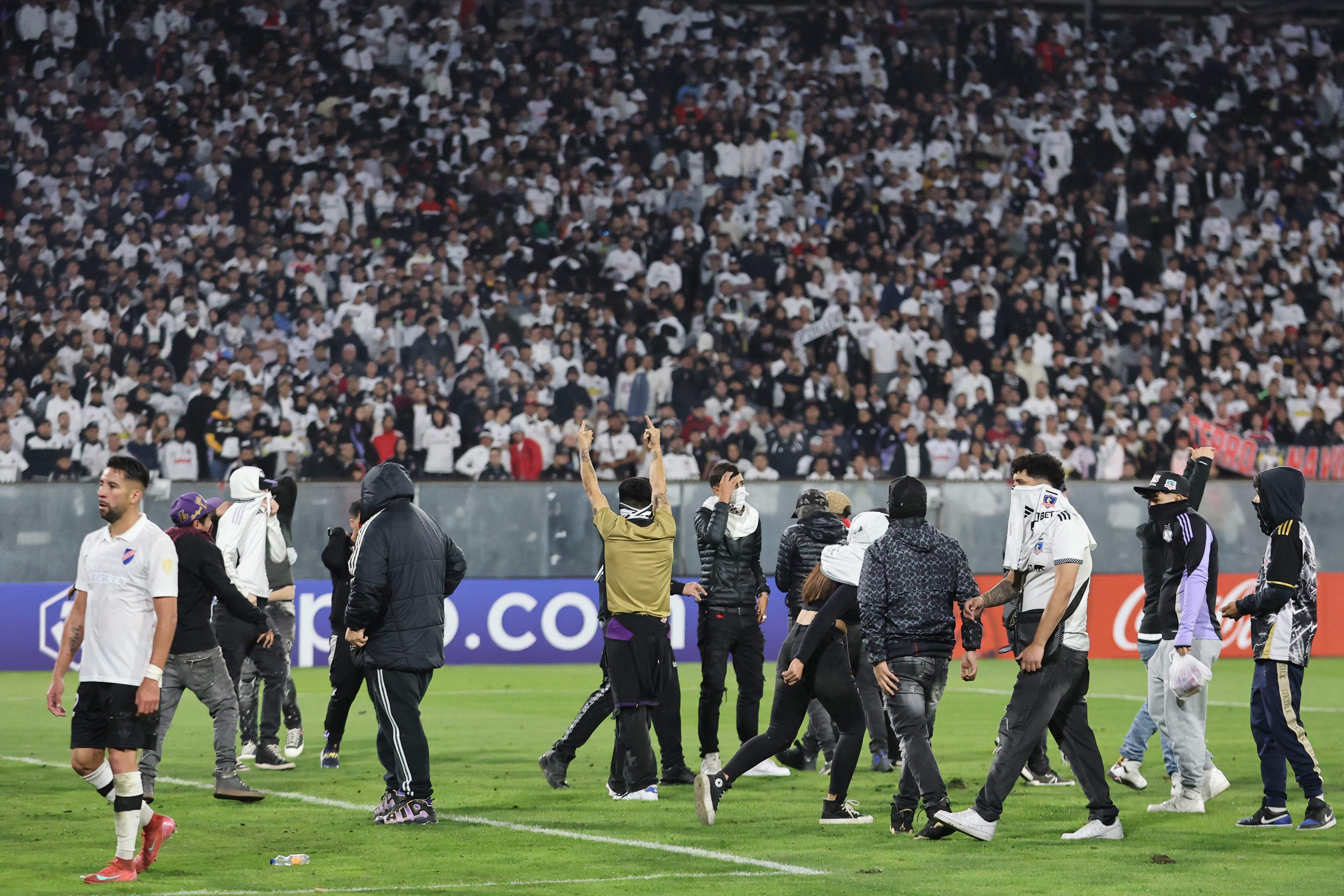 Hinchas de Colo Colo ingresan a la cancha durante el partido de la fase de grupos de la Copa Libertadores entre Colo Colo de Chile y Fortaleza de Brasil en el estadio Monumental David Arellano de Santiago. (Foto de Javier TORRES / AFP)