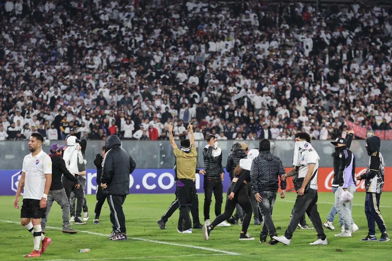 Hinchas de Colo Colo ingresan a la cancha durante el partido de la fase de grupos de la Copa Libertadores entre Colo Colo de Chile y Fortaleza de Brasil en el estadio Monumental David Arellano de Santiago. (Foto de Javier TORRES / AFP)