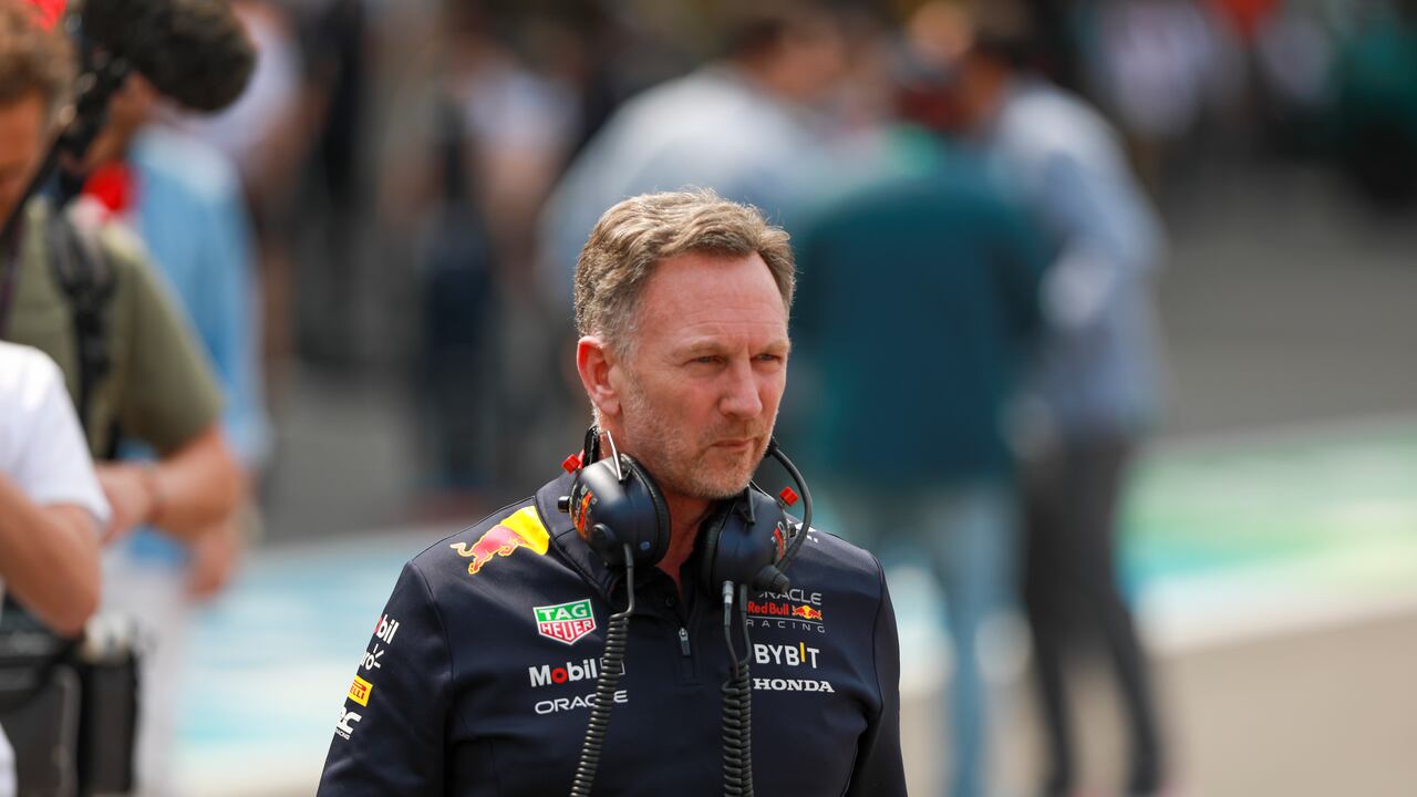 El director de Red Bull, Christian Horner, camina por los pits durante el Gran Premio de la Fórmula Uno.