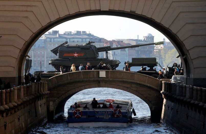 30 de abril - Vehículos de artillería son transportados en camiones después de un ensayo para el desfile militar del Día de la Victoria que tendrá lugar en la Plaza Dvortsovaya (Palacio) el 9 de mayo para celebrar 74 años de la victoria en la Segunda Guerra Mundial, en San Petersburgo, Rusia. FOTO:  Dmitri Lovetsky / AP