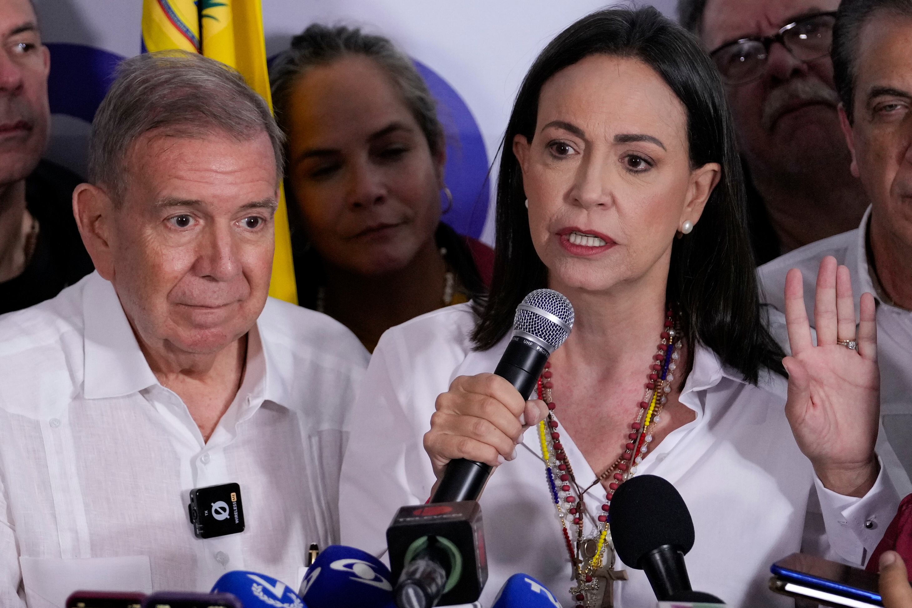La líder opositora María Corina Machado (derecha) y el candidato presidencial Edmundo González dan una conferencia de prensa después de que las autoridades electorales declararan al presidente Nicolás Maduro ganador de las elecciones presidenciales en Caracas, Venezuela, el lunes 29 de julio de 2024. (Foto AP/Matías Delacroix)