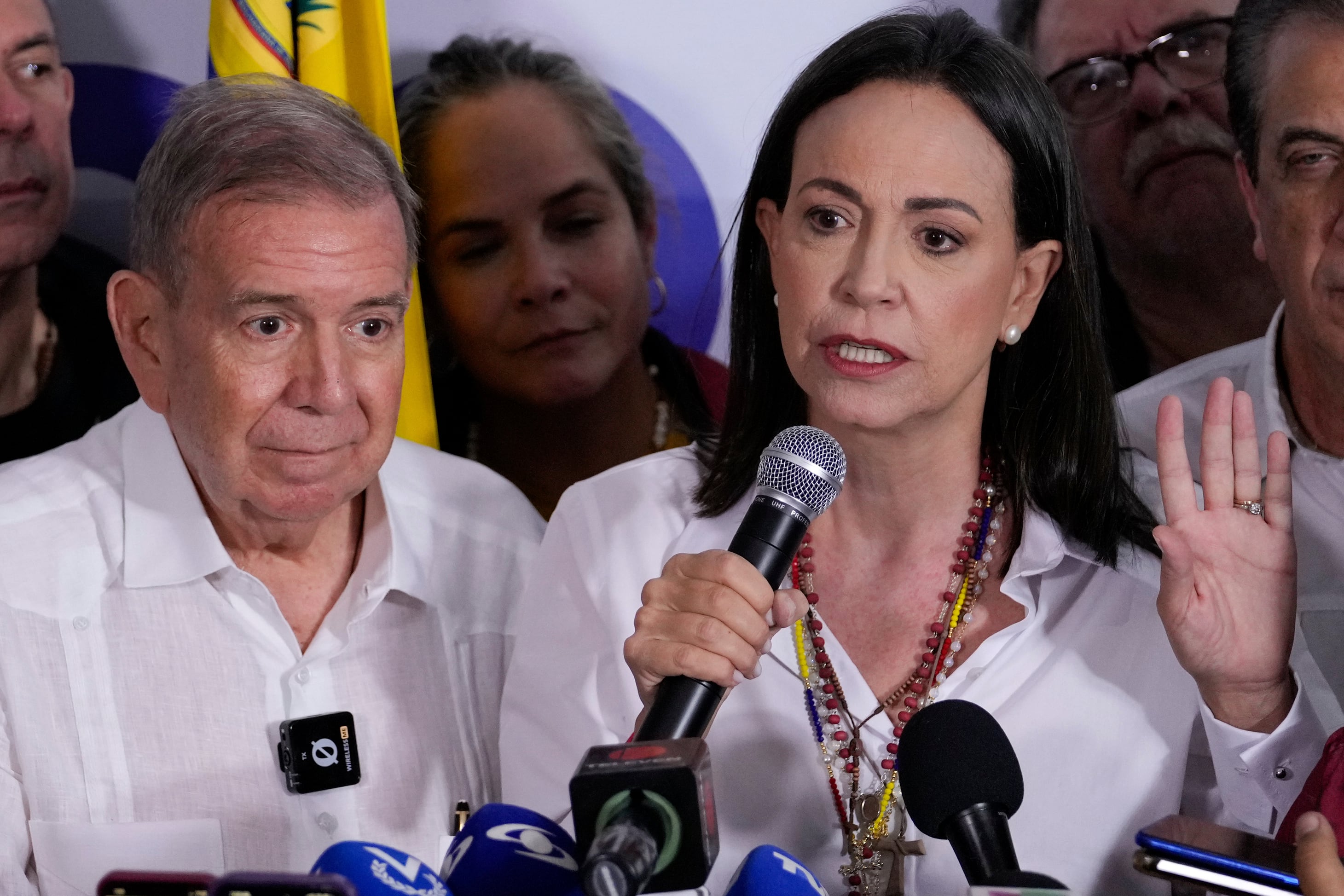 La líder opositora María Corina Machado (derecha) y el candidato presidencial Edmundo González dan una conferencia de prensa después de que las autoridades electorales declararan al presidente Nicolás Maduro ganador de las elecciones presidenciales en Caracas, Venezuela, el lunes 29 de julio de 2024. (Foto AP/Matías Delacroix)