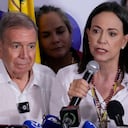 La líder opositora María Corina Machado (derecha) y el candidato presidencial Edmundo González dan una conferencia de prensa después de que las autoridades electorales declararan al presidente Nicolás Maduro ganador de las elecciones presidenciales en Caracas, Venezuela, el lunes 29 de julio de 2024. (Foto AP/Matías Delacroix)