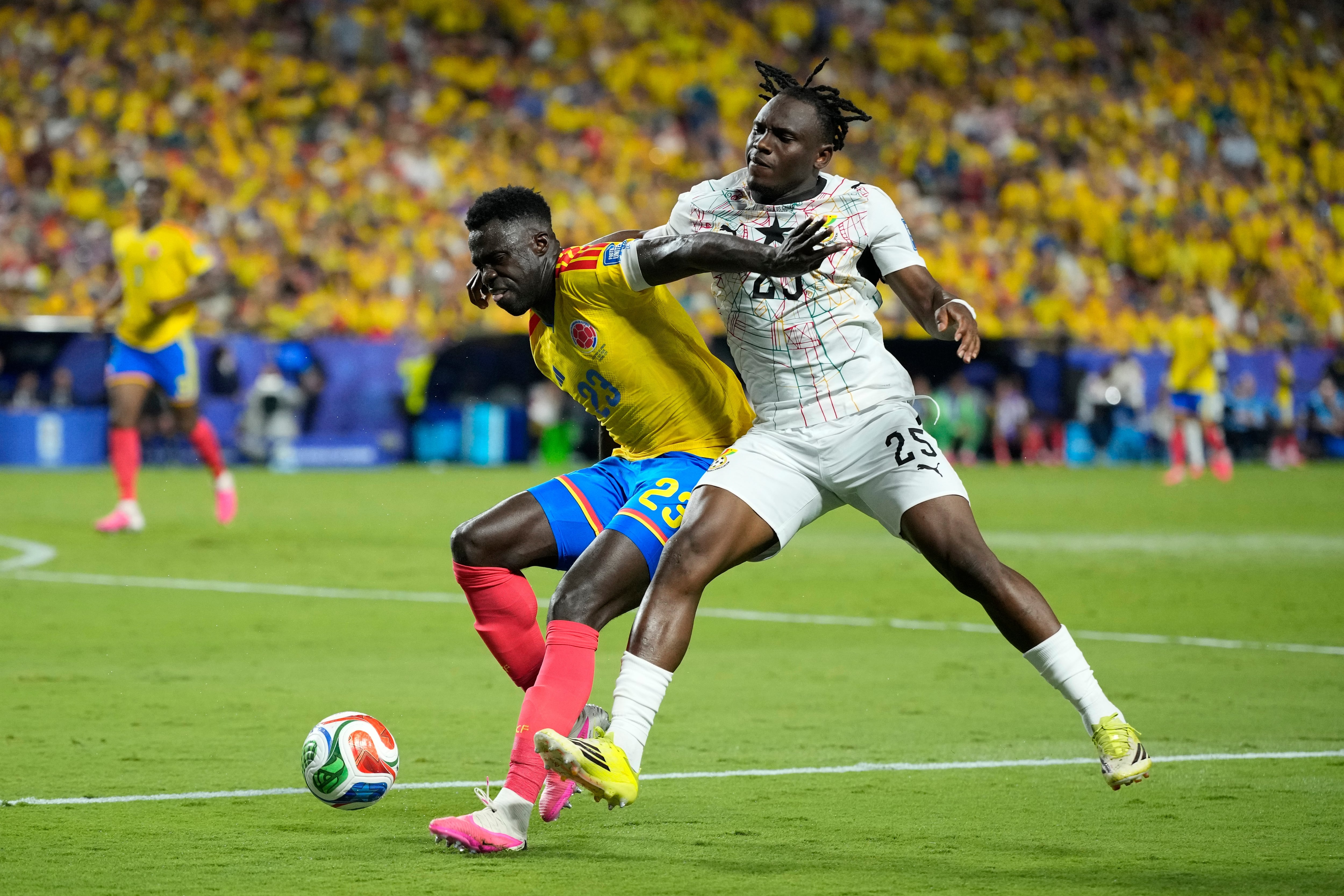 Davinson Sánchez cabeceó y estuvo a punto de convertir el segundo gol para Colombia.