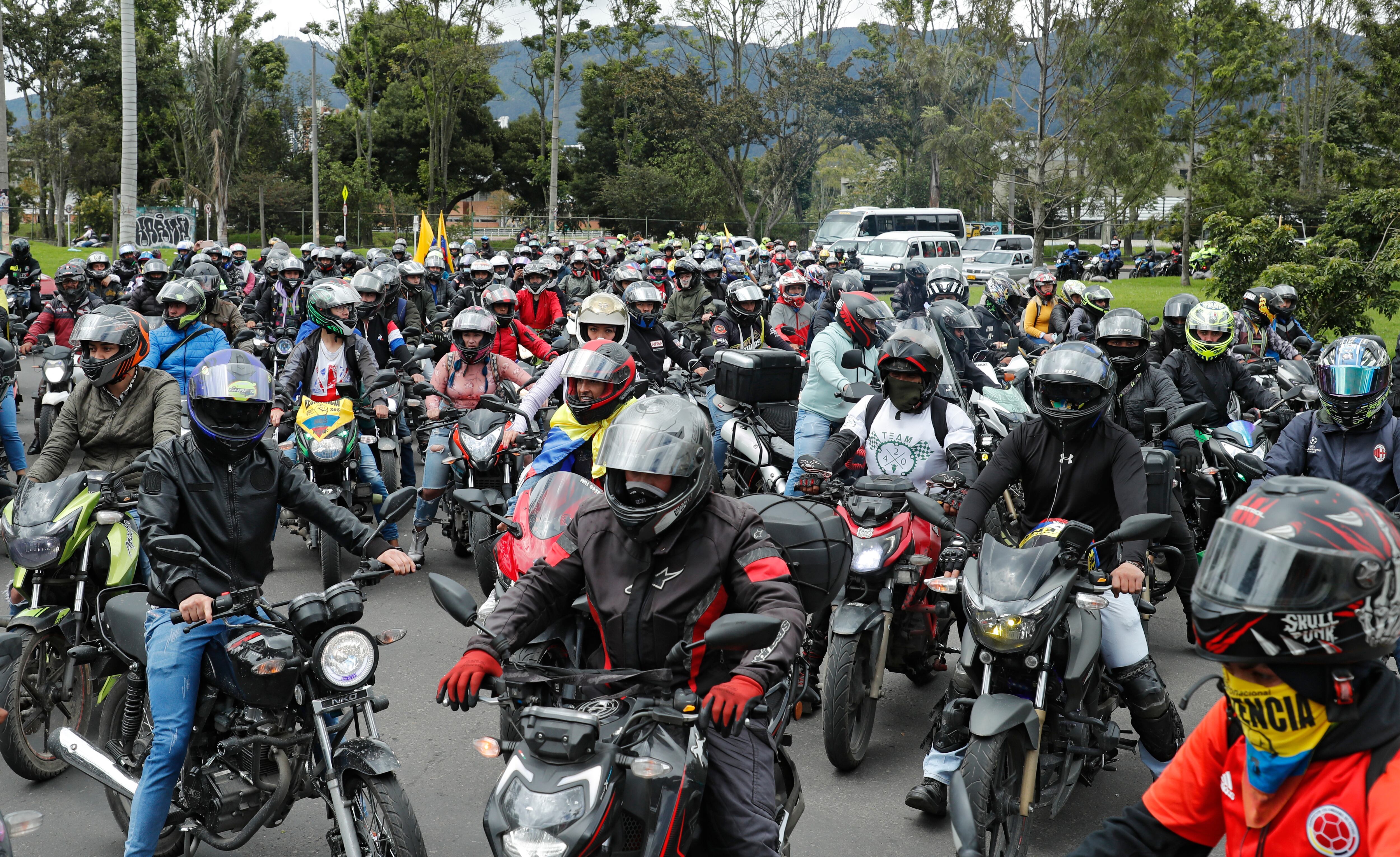 Motociclistas protestan en la capital debido a que la Alcaldía de Bogotá expidió el Decreto 270 de 2022, por medio del cual extiende la restricción del parrillero hombre en la ciudad hasta el próximo 31 de diciembre.
Julio 7 del 2022
Foto Guillermo Torres Reina / Semana
