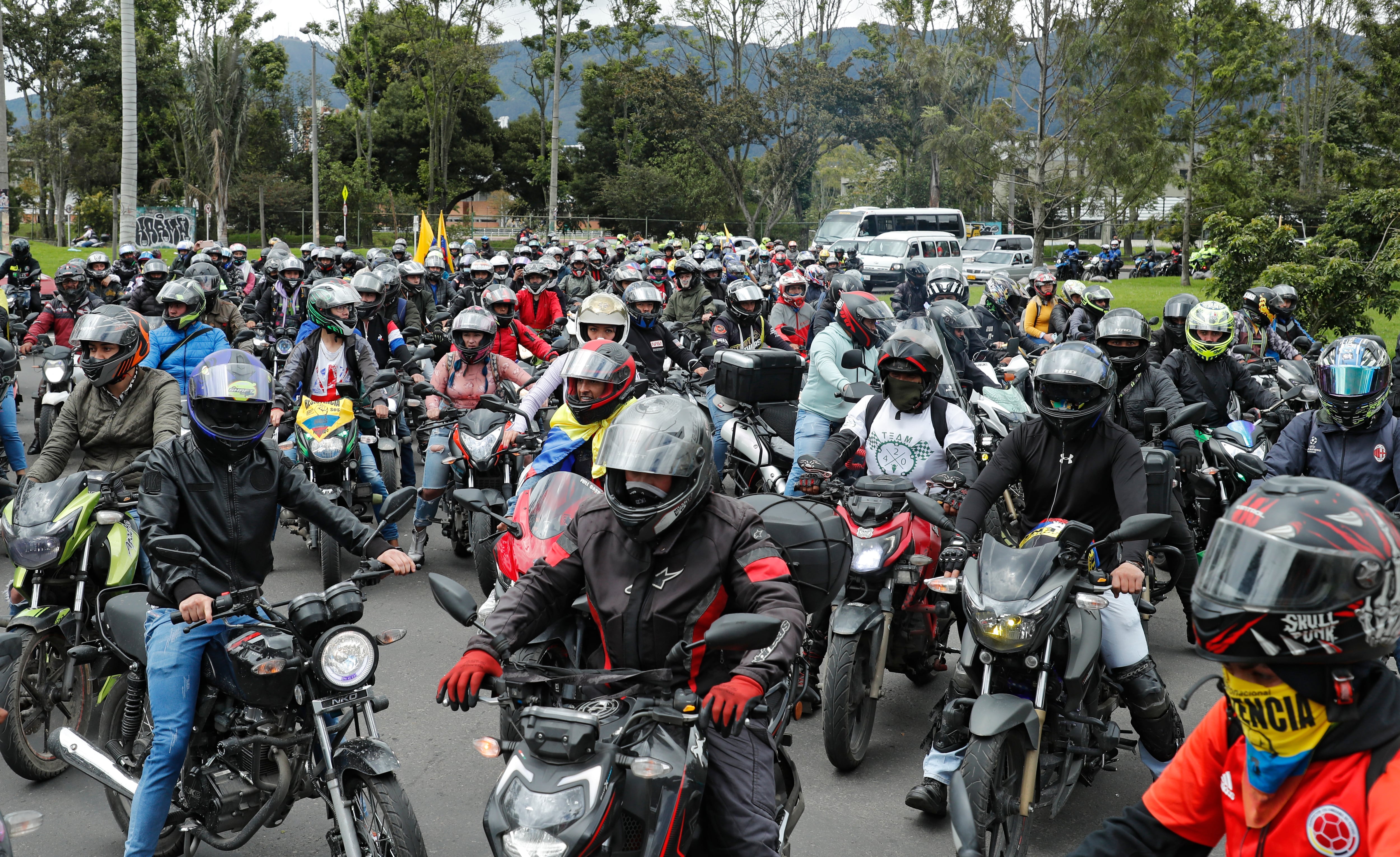 Motociclistas protestan en la capital debido a que la Alcaldía de Bogotá expidió el Decreto 270 de 2022, por medio del cual extiende la restricción del parrillero hombre en la ciudad hasta el próximo 31 de diciembre.
Julio 7 del 2022
Foto Guillermo Torres Reina / Semana