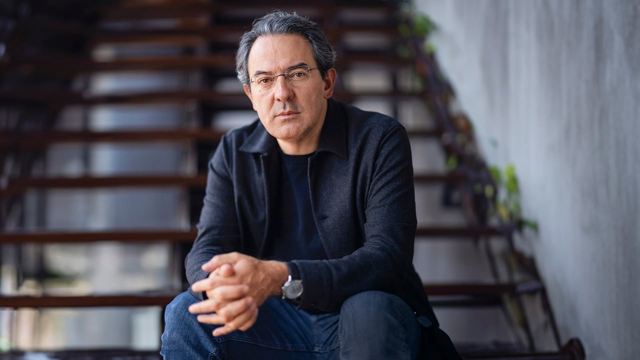 Vásquez ha recibido premios como el Alfaguara de Novela, el Simón Bolívar, el Real Academia Española, entre otros. Fue finalista del premio International Booker.