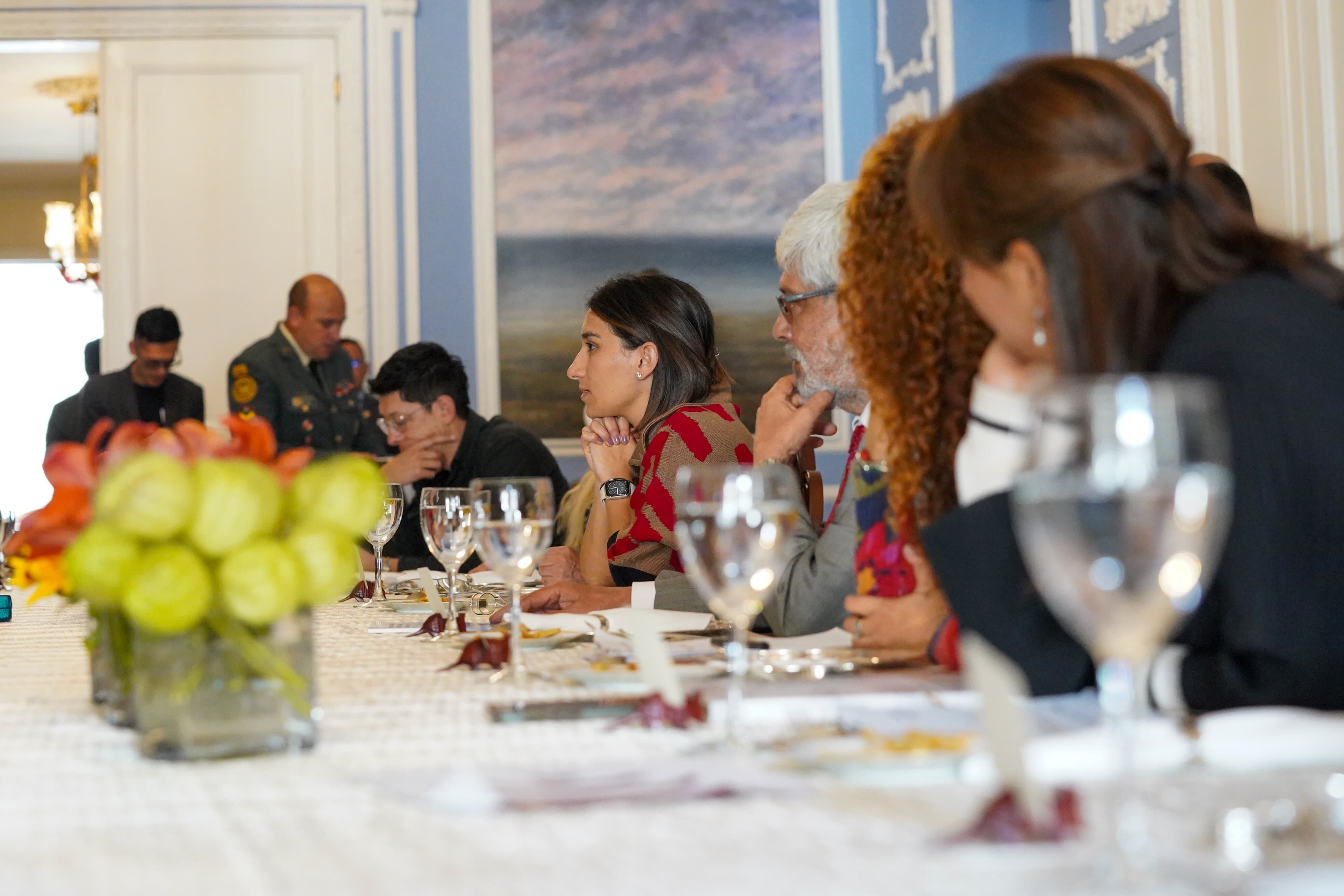 Laura Sarabia en reunión con Mariana Mazzucato