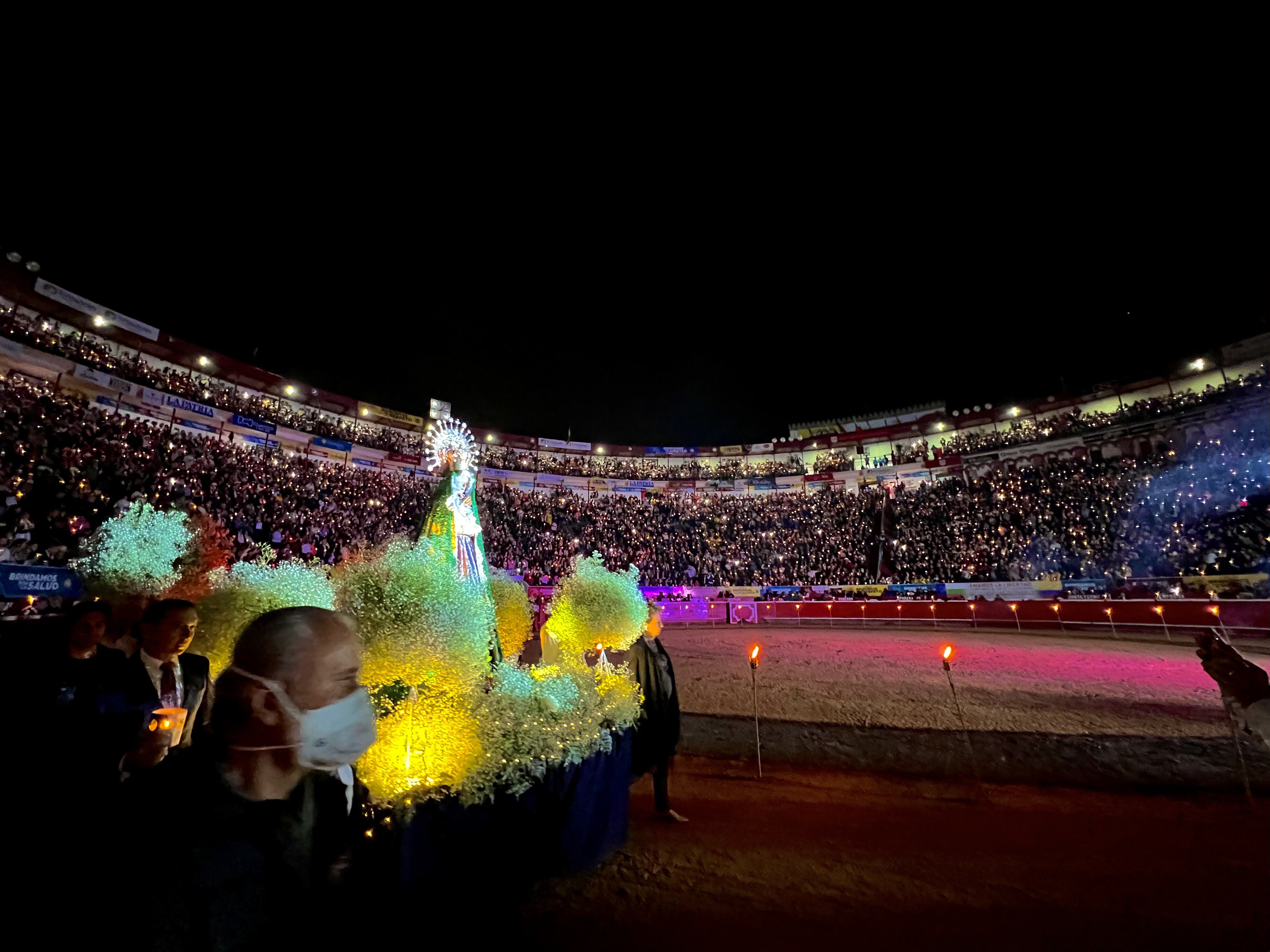 En Manizales, cada año, en el Festival Taurino, le rinden homenaje a la Virgen de la Macarena.