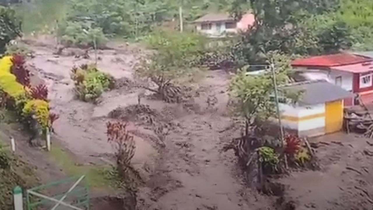 La fuerza de la creciente arrastró lodo, rocas y árboles, dejando múltiples afectaciones en la infraestructura del corregimiento de Santa Inés y varias veredas incomunicadas. Foto: Teleantioquia Noticias.