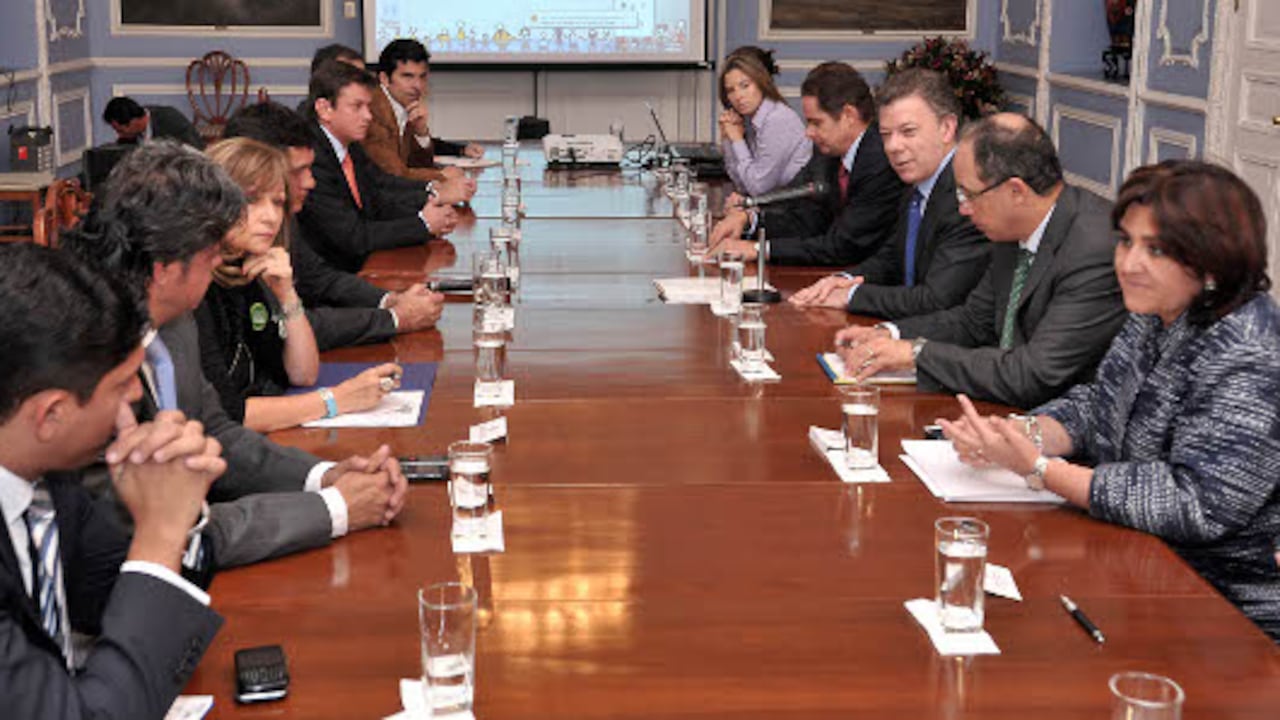 El presidente Juan Manuel Santos dio varios apuntes de la reforma al Estado ante una comisión de parlamentarios que se ha reunido en la Casa de Nariño antes que el gobierno últime los decretos administrativos