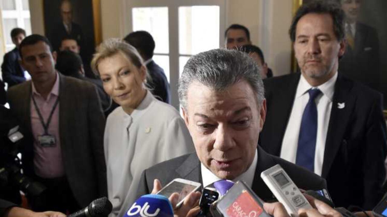 Medios entrevistan a Santos tras ser galardonado con el premio Nobel de la Paz. Crédito: Guillermo Legaria / AFP.