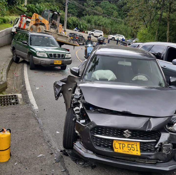Choque múltiple en Medellín: más de seis vehículos fueron embestidos por un camión sin frenos.