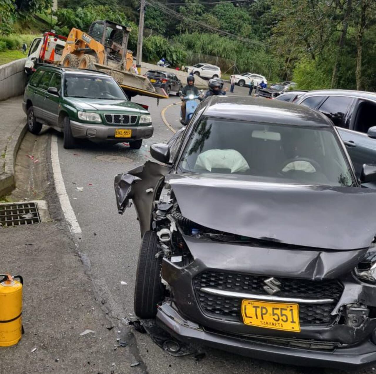 Choque múltiple en Medellín: más de seis vehículos fueron embestidos por un camión sin frenos.