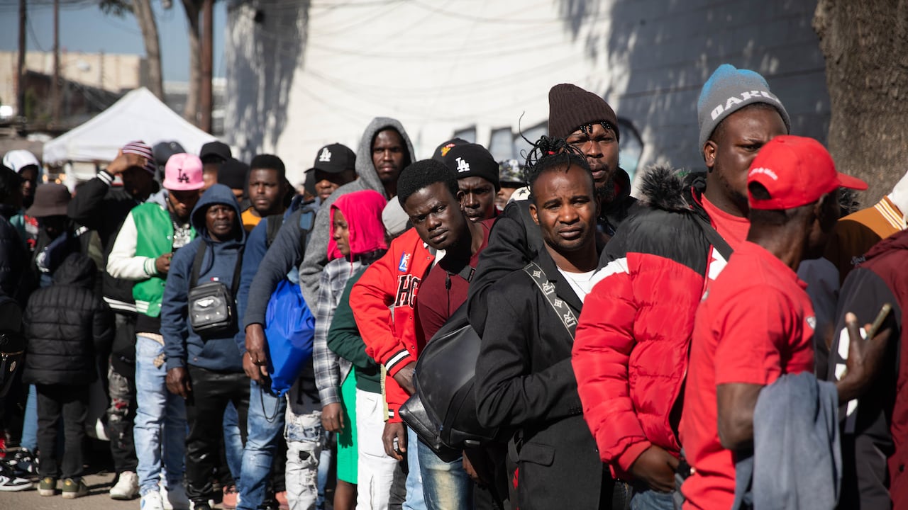 EE. UU. reemplaza permisos temporales por un sistema que facilita la salida forzada de migrantes.