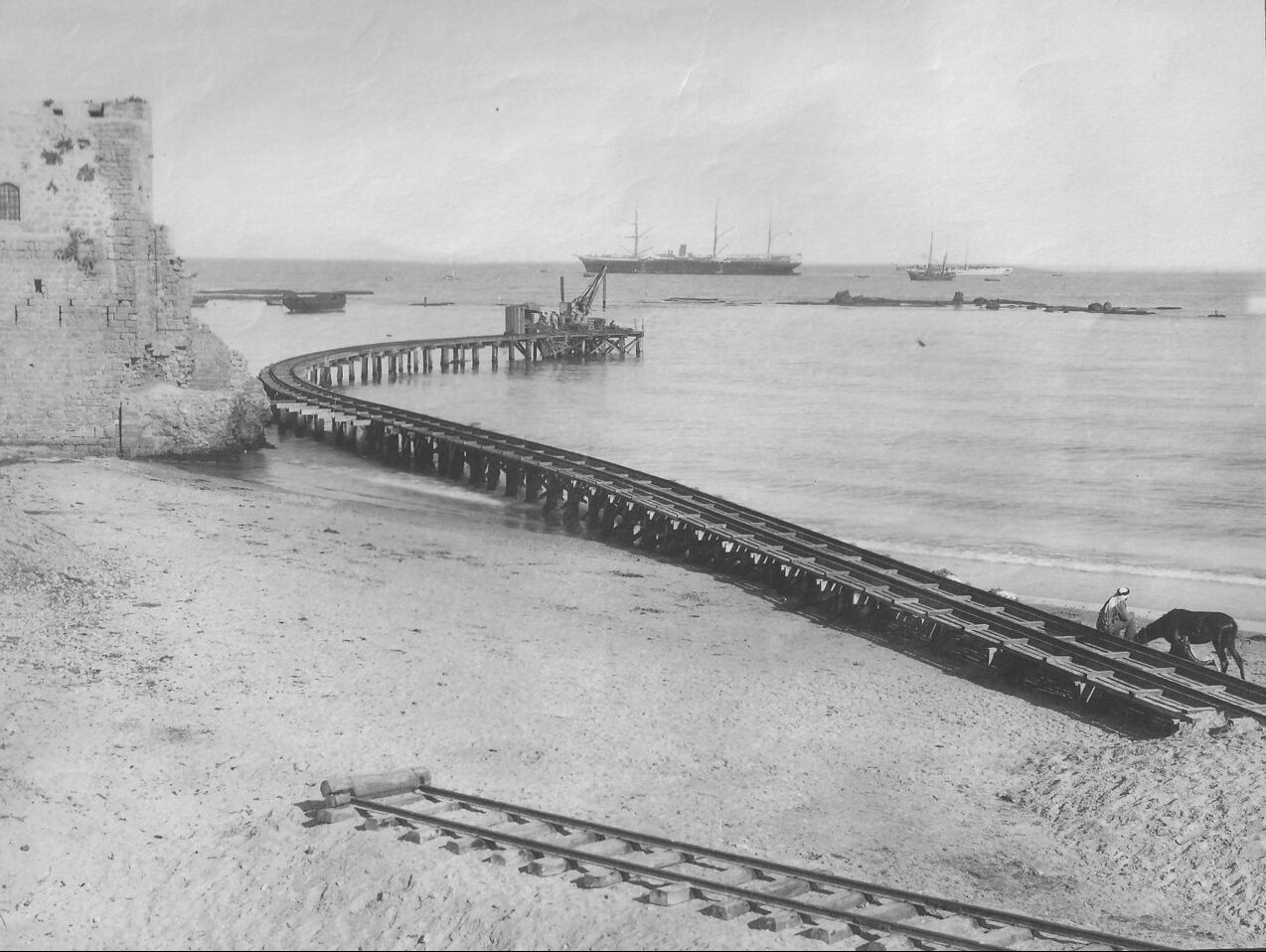 En la milenaria ciudad palestina de Jaffa, la vía del tren se adentraba en el mar Mediterráneo para conectar mejor el comercio. Historical Railway Images/Flickr