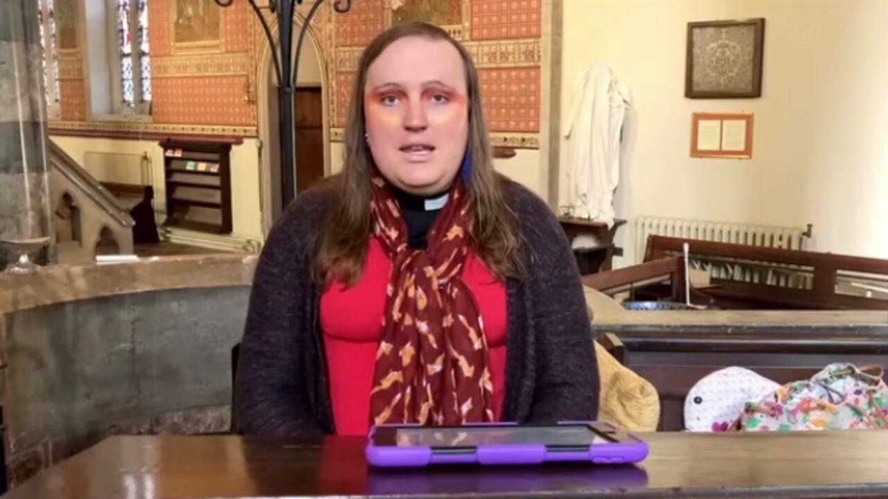 Una iglesia de Liverpool, Inglaterra, se convirtió en la primera de ese país en incluir a una persona no binaria en su equipo de sacerdotes: Bingo Allison.