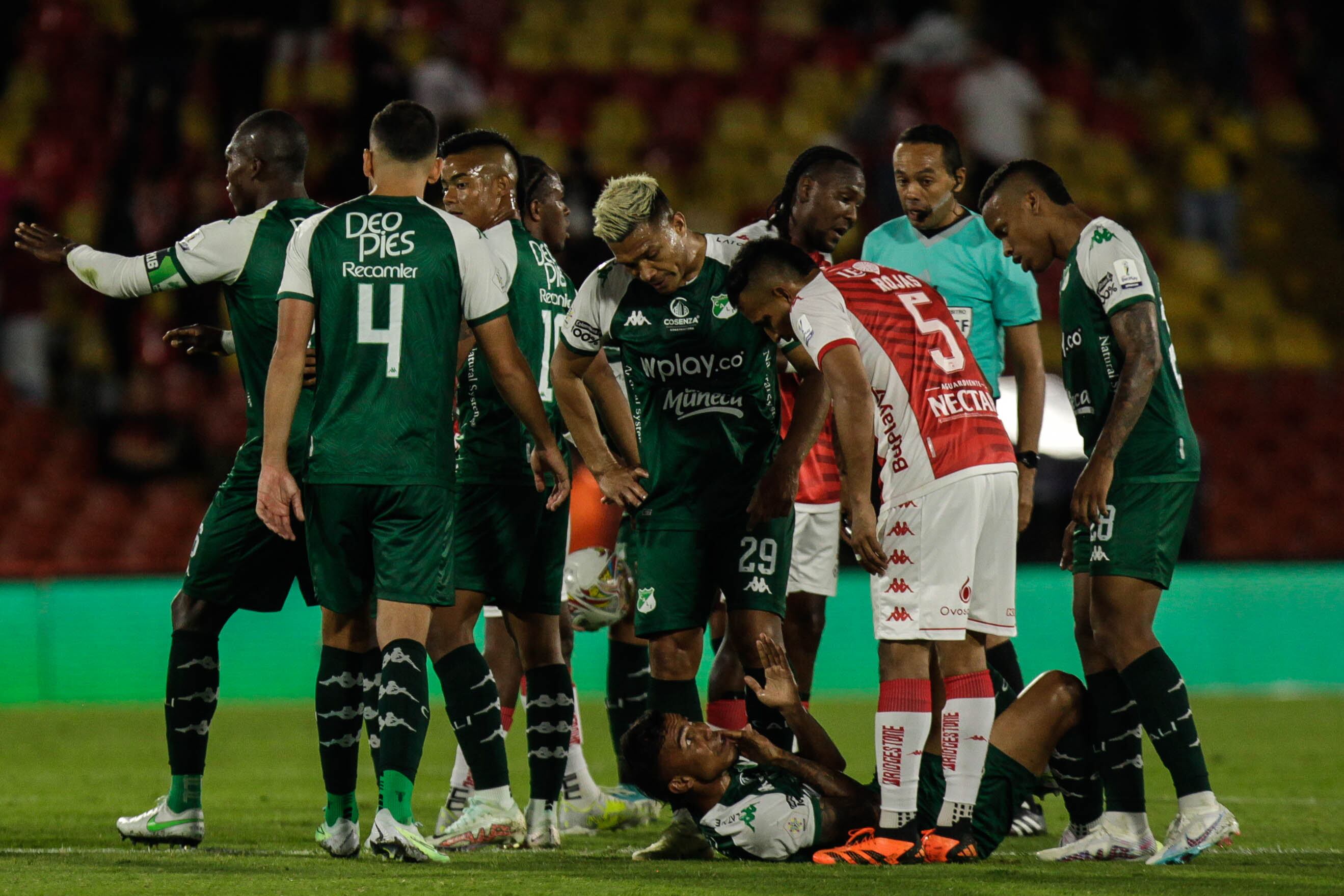 Momento en que se para el juego entre Santa Fe y Deportivo Cali, por un golpe que recibió el jugador del verde, 'Chino' Sandoval.