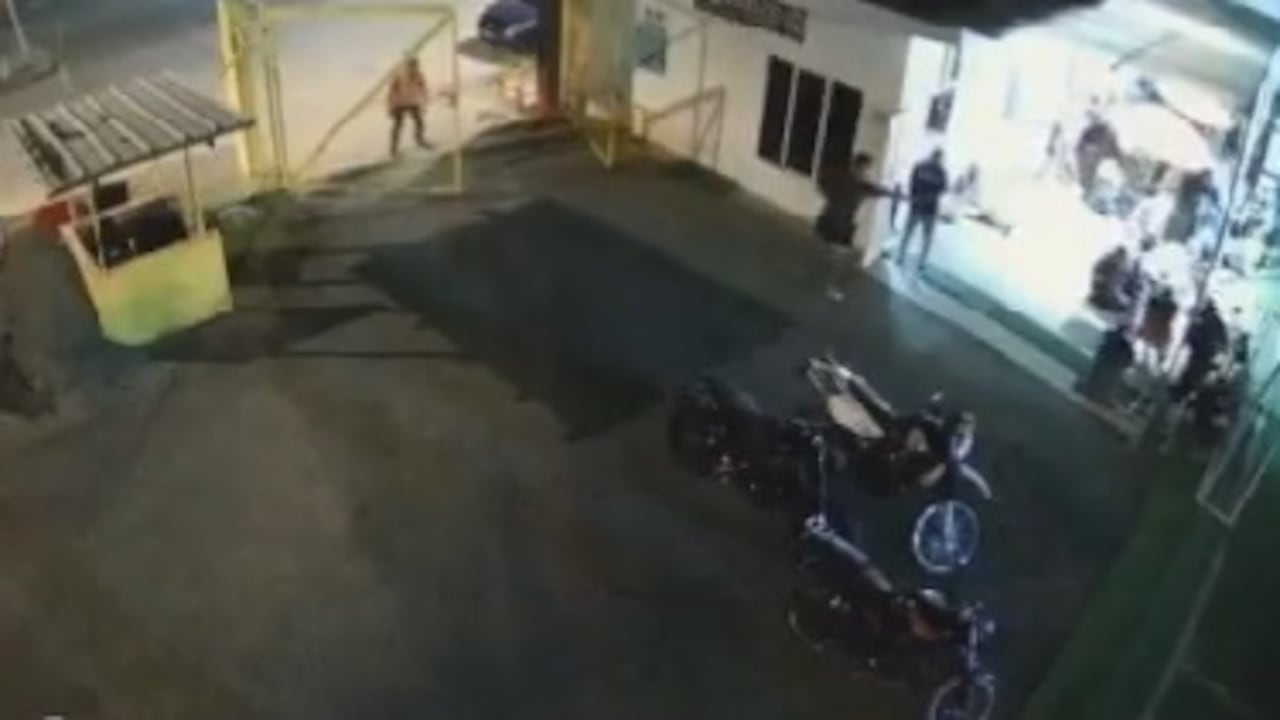 Las cámaras de seguridad del lugar registraron el intercambio de disparos.