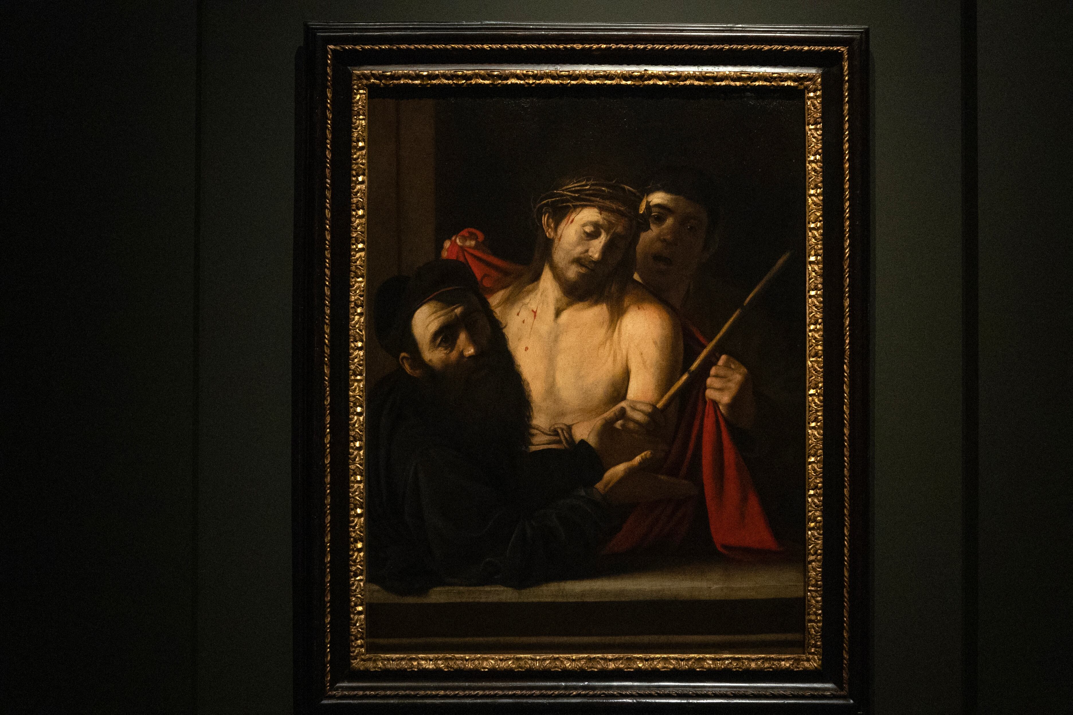 A painting by Italian master Caravaggio entitled 'Ecce Homo' is pictured at the Prado museum in Madrid, on May 27, 2024. A painting by Italian master Michelangelo Merisi da Caravaggio, known as Caravaggio, once mistakenly thought to be by an unknown artist and almost auctioned off with an opening price of 1,500 euros, has been unveiled at the Prado museum. Entitled "Ecce Homo", the dark canvas depicting a bloodied Jesus wearing a crown of thorns just before his crucifixion, is one of around only 60 known works by the Renaissance artist. Foto: PIERRE-PHILIPPE MARCOU / AFP.