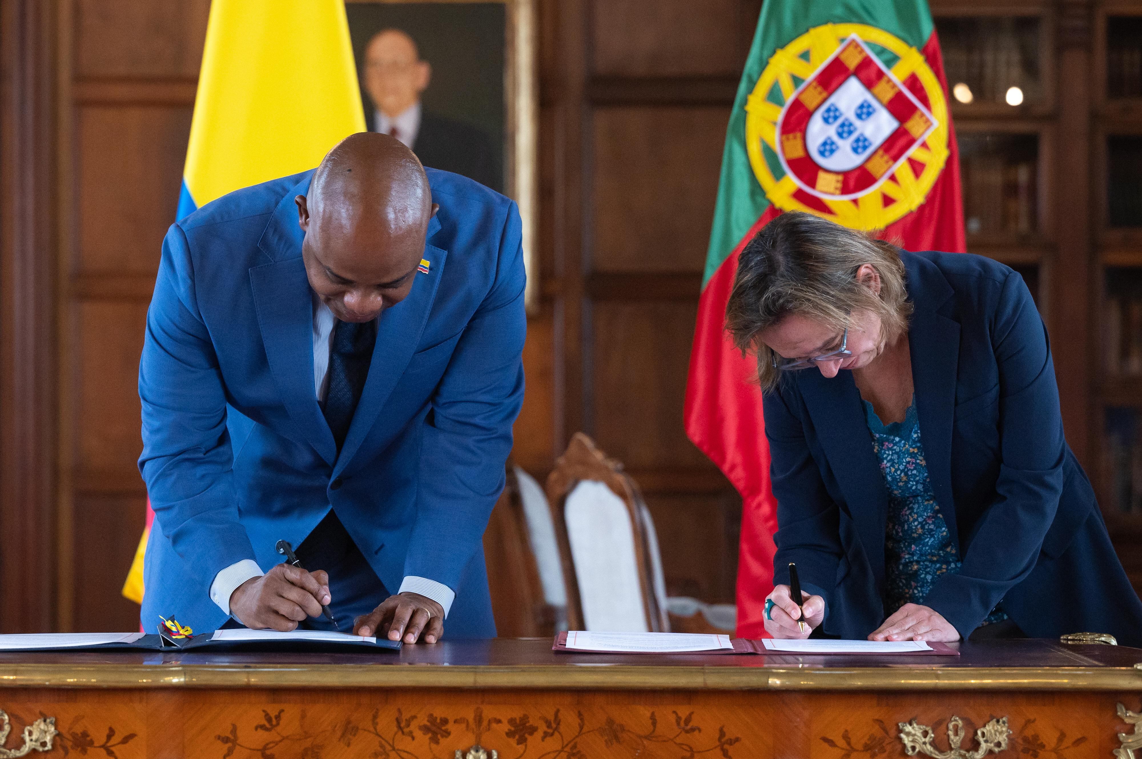 Firma entendimiento con Portugal