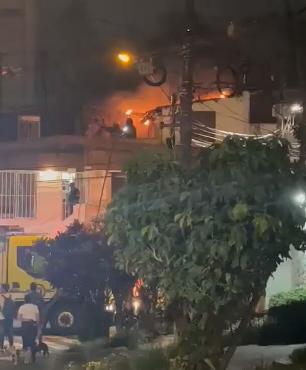 Nueve unidades de Bomberos tuvieron que hacer presencia en la zona para controlar las llamas.