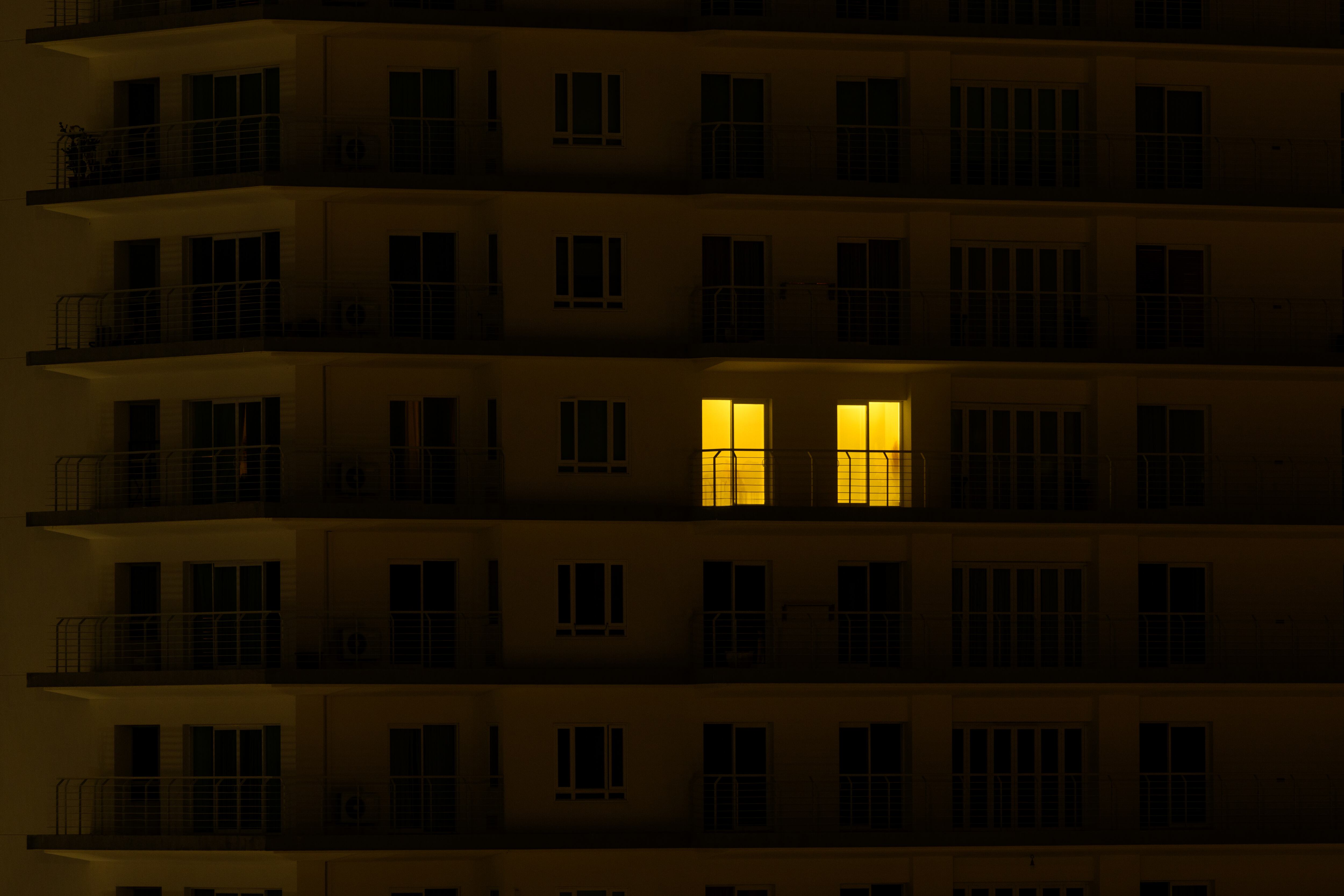 El gesto de apagar la luz tiene un valor simbólico y también un efecto concreto.