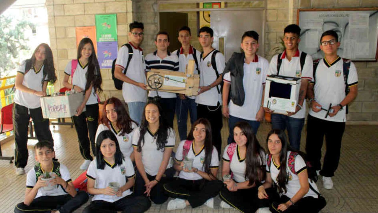 Estudiantes del Insituto Comercial de Envigado muestran la maquina que pulveriza desechos plásticos y las ecomacetas realizadas.