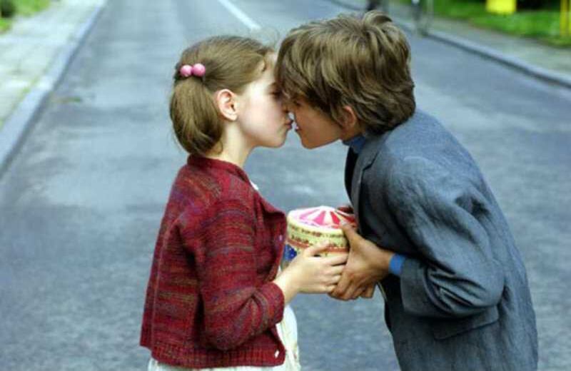 ‘Quiéreme si te atreves’ (2003) Desde la infancia, Sophie Kowalsky y Julien Janvier, interpretados por Marion Cotillard y Guillaume Canet de adultos, están atados, por su mutuo afecto, sufrimiento, pasión y un juego de desafíos que los marcará durante sus vidas enteras.